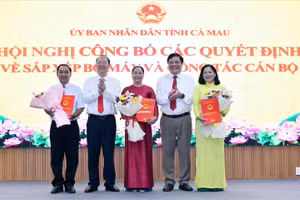 Bà Nguyễn Thu Tư (áo đỏ) được bổ nhiệm Giám đốc Sở Dân tộc và Tôn giáo tỉnh Cà Mau. 