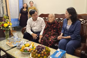 Phó Chủ tịch nước Võ Thị Ánh Xuân thăm Mẹ Việt Nam Anh hùng Lê Thị Chi.