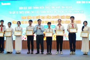 Báo Thanh niên hỗ trợ học bổng cho học sinh khó khăn. Ảnh: Quách Mến