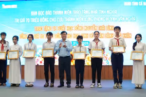 Báo Thanh niên hỗ trợ học bổng cho học sinh khó khăn. Ảnh: Quách Mến