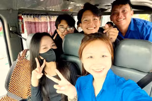 Học sinh Trường THPT Viên An hào hứng lên xe di chuyển đến điểm thi.