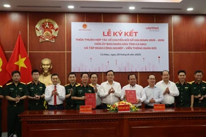 Lãnh đạo UBND tỉnh Cà Mau và Tập đoàn Viettel ký kết thỏa thuận hợp tác về chuyển đổi số.