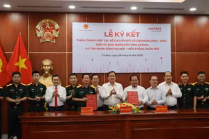 Lãnh đạo UBND tỉnh Cà Mau và Tập đoàn Viettel ký kết thỏa thuận hợp tác về chuyển đổi số.