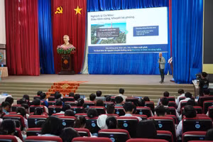 Diễn giả trình bày tham luận tại diễn đàn.