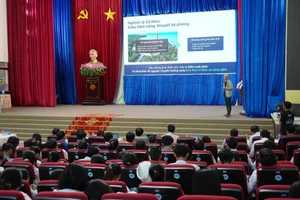 Diễn giả trình bày tham luận tại diễn đàn.