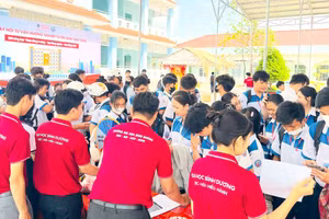 BDU Cà Mau tổ chức hoạt động tư vấn tuyển sinh.
