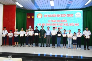 Học sinh khó khăn được nhận học bổng tại chương trình.