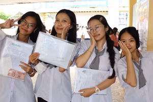 Tỉnh Cà Mau có 27 trường THPT và Trung tâm GDNN-GDTX có tỷ lệ học sinh đỗ tốt nghiệp đạt 100%.