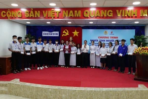 Học sinh nhận học bổng.