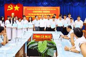 Học sinh được trao tặng học bổng chụp ảnh cùng đại biểu.