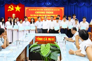 Học sinh được trao tặng học bổng chụp ảnh cùng đại biểu.