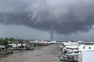 Hình ảnh vòi rồng do người dân đăng tải trên mạng xã hội.