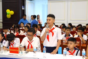 Một học sinh ở TP Cà Mau đặt câu hỏi với lãnh đạo tỉnh.