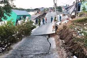 Hiện trường sạt lở lộ bê tông tại xã Đầm Dơi vào rạng sáng nay. (Ảnh: CTV)
