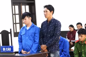 Hai bị cáo trước tòa.