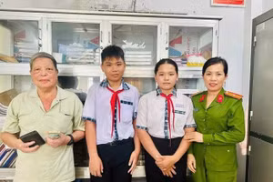 2 học sinh Trường THCS Nguyễn Thái Bình trao ví nhặt được cho người đánh rơi.