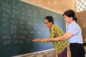 Bà Đào Thị Thanh An hướng dẫn một học trò cao tuổi đọc chữ.