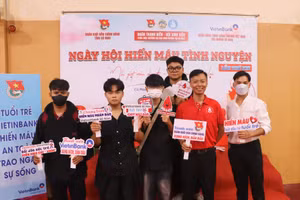 Bạn trẻ đồng hành cùng chương trình.