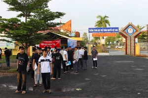 Cổng Trường THPT Nguyễn Việt Khái.