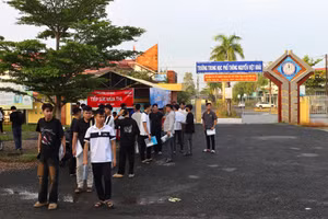 Cổng Trường THPT Nguyễn Việt Khái.