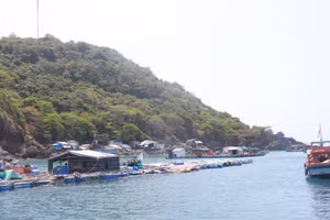 Đảo Hòn Chuối, Cà Mau nằm cách đất liền khoảng 17 hải lý.