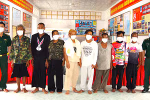 8 thuyền viên nước ngoài được cứu vớt đưa về Đồn Biên phòng Khánh Hội, Cà Mau. (Ảnh: Hoàng Tá)