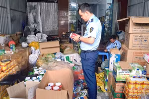 Lực lượng chức năng tỉnh Cà Mau kiểm tra hàng hóa thực phẩm trên địa bàn.