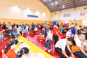 Đông đảo người dân Cà Mau tình nguyện tham gia hiến máu.