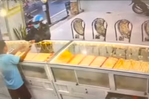 Đối tượng trước khi cướp chiếc nhẫn vàng. (Ảnh cắt từ video được đăng tải trên mạng).