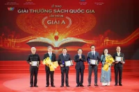 Ông Trịnh Văn Quyết - Ủy viên Bộ Chính trị, Bí thư Trung ương Đảng, Trưởng Ban Tuyên giáo và Dân vận Trung ương trao giải cho các tác giả đạt giải A. (Ảnh: VTV).