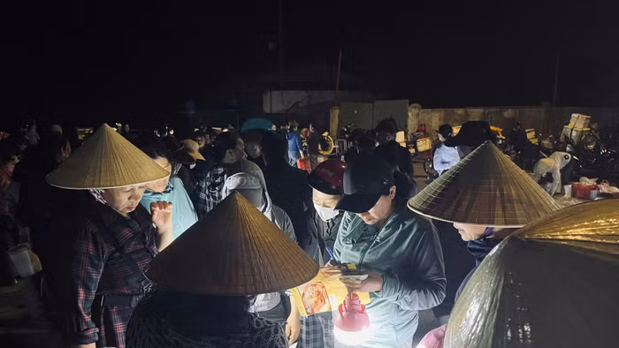 Chong đèn đi chợ cá Thạch Kim (xã Lộc Hà, Hà Tĩnh) lúc trời còn tối mịt.