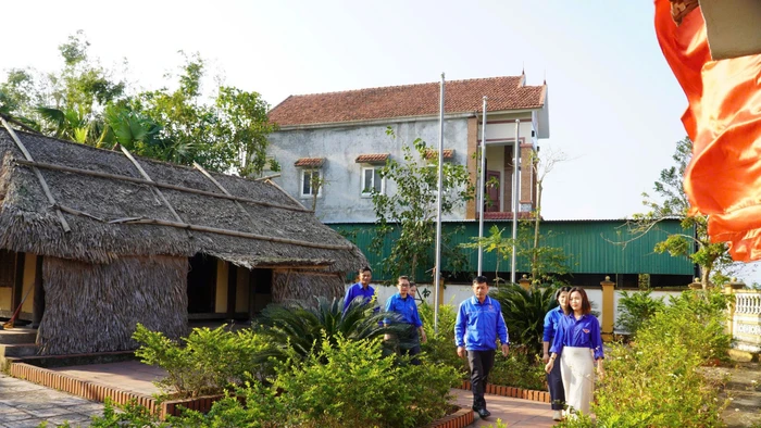 Nhà cụ Mai Kính (thôn Bùi Xá, xã Phù Việt, huyện Thạch Hà) nay là thôn Bùi Xá, xã Việt Xuyên, Hà Tĩnh.