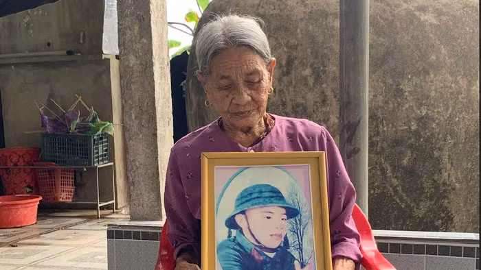  Gần nửa thế kỷ qua, bà Nguyễn Thị Hoét (95 tuổi, xã Cẩm Hưng, Hà Tĩnh) vẫn chờ ngày biết con đang nằm ở đâu.