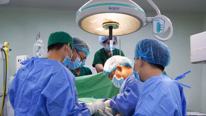 Ê-kíp phẫu thuật cho nam bệnh nhân. Ảnh: BVCC.