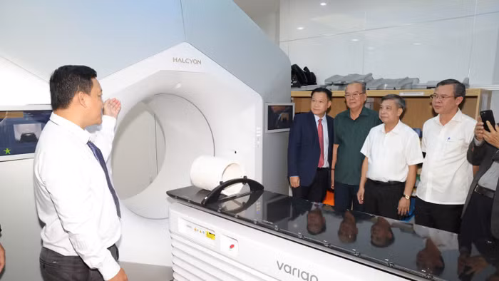 Các đại biểu tham quan hệ thống xạ trị gia tốc. 