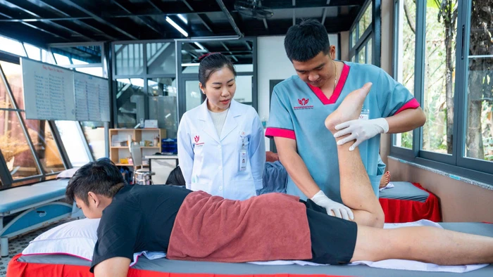 Sau 7 ngày, bệnh nhân đã có thể bỏ nạng, hiện tại gập gối được hơn 90 độ.