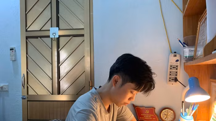 Dù đạt 29 điểm khối A00 nhưng em Vương Thanh Nguyễn (THPT chuyên Hà Tĩnh) vẫn thấp thỏm ước mơ vào đại học.