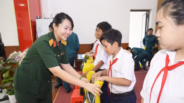 Đại diện Hội Phụ nữ cơ quan Bộ CHQS tỉnh An Giang trao quà cho học sinh có hoàn cảnh khó khăn vươn lên học giỏi.