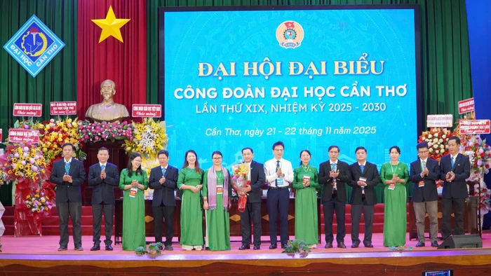 TS Nguyễn Ngọc Ân, Chủ tịch Công đoàn Giáo dục Việt Nam (áo trắng) tặng hoa chúc mừng BCH Công đoàn Đại học Cần Thơ nhiệm kỳ 2025 - 2030. 