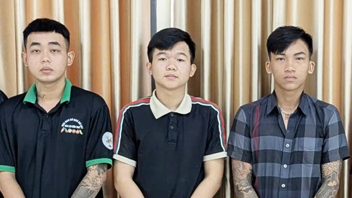 Các đối tượng Khánh, An, Tuấn (từ trái qua). Ảnh: Nghiêm Túc.