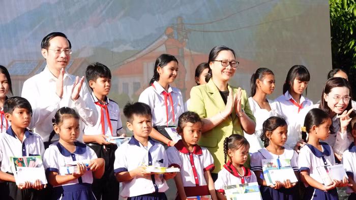 Thứ trưởng Bộ GD&ĐT em Nguyễn Thị Quyên Thanh và Chủ tịch HĐND tỉnh An Giang Nguyễn Thanh Nhàn trao học bổng cho các em học sinh.
