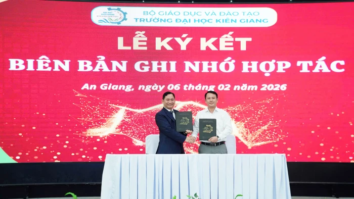 Đại diện Báo GD&TĐ cùng đại diện Ban Giám hiệu Trường ĐH Kiên Giang thực hiện nghi thức ký biên bản ghi nhớ hợp tác.