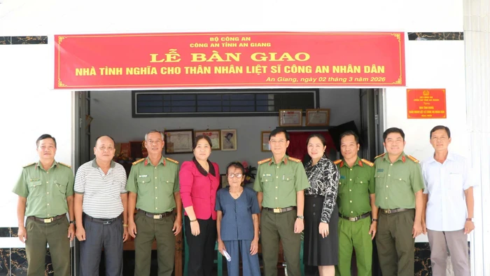 Các đại biểu chụp hình lưu niệm tại Lễ bàn giao nhà.