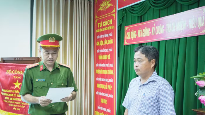 Cơ quan Cảnh sát điều tra tống đạt các quyết định tố tụng đối với bị can Võ Chí Công. Ảnh: Công an Cần Thơ.