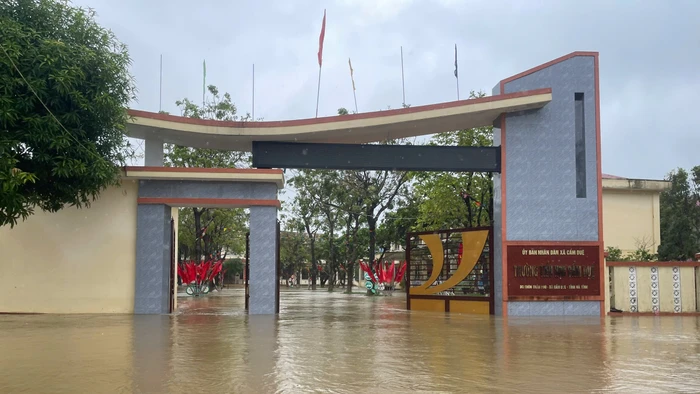 Trường học Hà Tĩnh ngập sâu trong nước lũ.