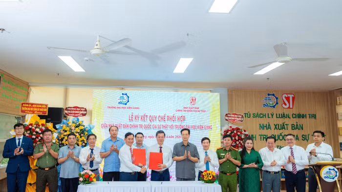 Đại diện hai đơn vị thực hiện nghi thức ký kết Quy chế phối hợp.