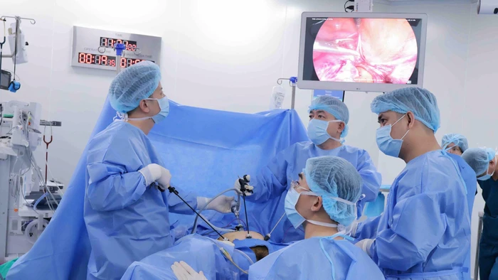 Ê-kíp bác sĩ tiến hành phẫu thuật nội soi cắt tử cung toàn phần kèm vét hạch chậu điều trị cho người bệnh. Ảnh: BVCC.
