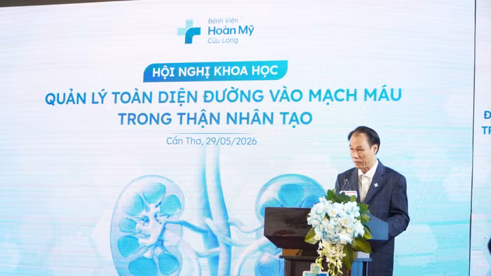 TS.BS Nguyễn Phi Hùng, Giám đốc Y khoa Bệnh viện Hoàn Mỹ Cửu Long, phát biểu tại hội nghị.