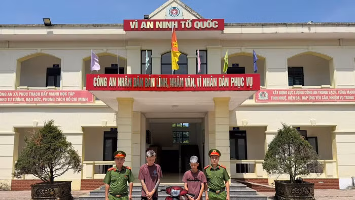 Nguyễn Thành Đạt và Nguyễn Văn Bảo (trú tại thôn Phúc Trung, xã Phúc Trạch) cùng tang vật vụ án. (Ảnh: CA xã Phúc Trạch)
