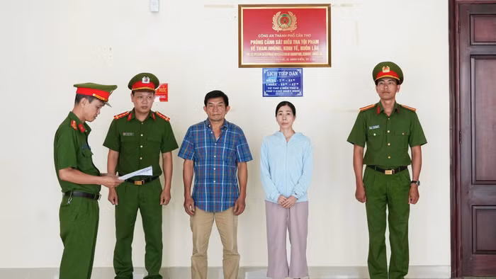 Công an TP Cần Thơ tống đạt Quyết định khởi tố và thực hiện Lệnh bắt tạm giam đối với Lê Văn Hải, ra Quyết định Cấm đi khỏi nơi cư trú đối với Vũ Thanh Thủy. Ảnh: Công an Cần Thơ.